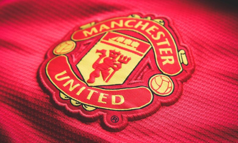 سهم مانشستر يونايتد يقفز بعد نتائج مالية مفاجئة 1 Manchester United badge Detafour