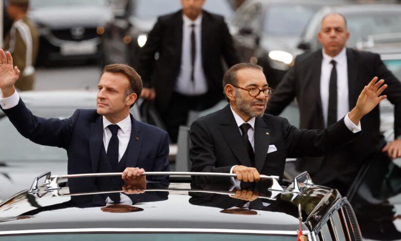 Le roi Mohammed VI et Emmanuel Macron saluent la foule a Rabat ce 28 octobre 2024 1965638 Detafour