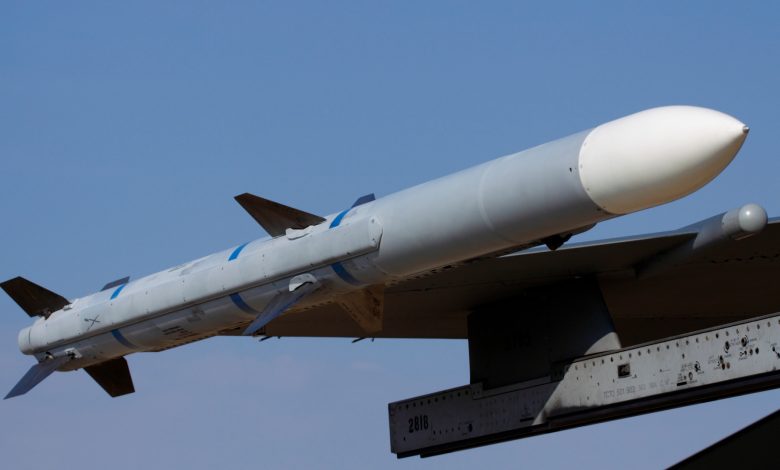 C8RK41 AIM 120 AMRAAM air to air missile on the wing of an F 16 fighter jet 030911 CREDIT Johann Brandstatter Alamy Stock Photo Detafour