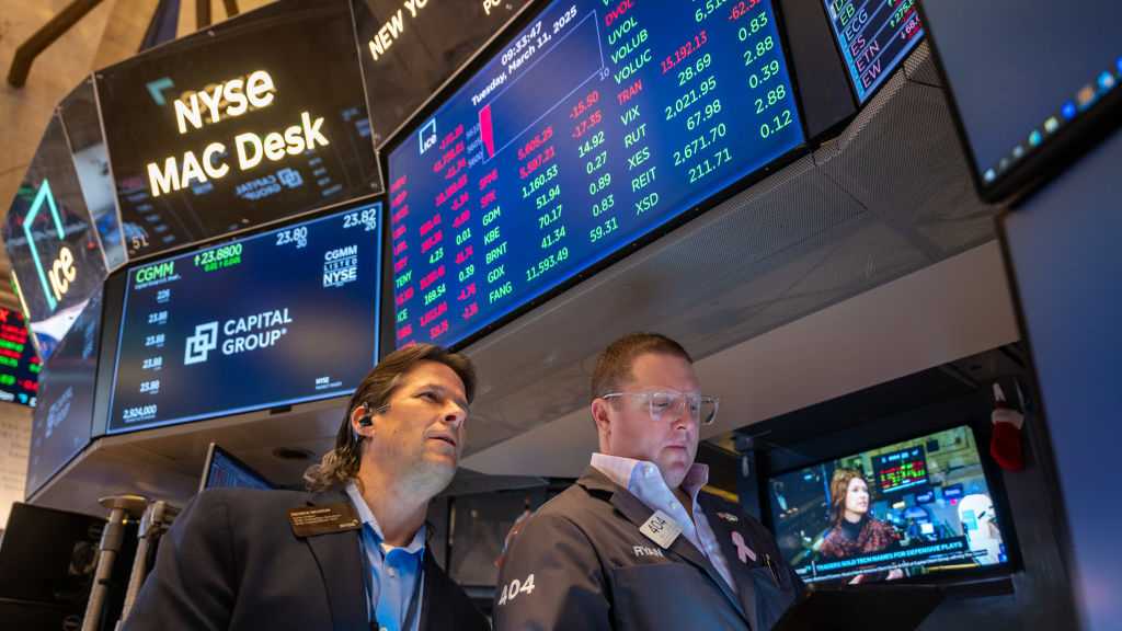 الأسهم الأمريكية تتراجع عند الإغلاق مع ضبابية حول ترشيحات الاحتياطي الفيدرالي