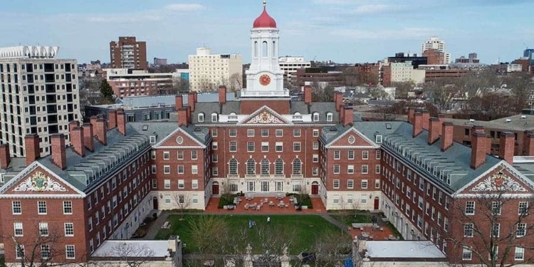 جامعة هارفارد تقاضي إدارة ترامب للمطالبة برفع حظر على منح تمويلية بقيمة 2.2 مليار دولار 1 جامعة هارفارد 750x375 1 Detafour