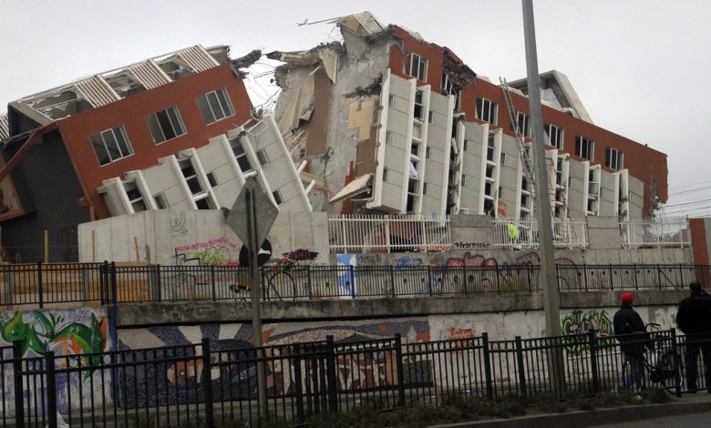 هزات أرضية تضرب تشيلي والمكسيك... زلزالان بقوتين مختلفتين يثيران القلق 1 2010 Chile earthquake Building destroyed in Concepcion Detafour