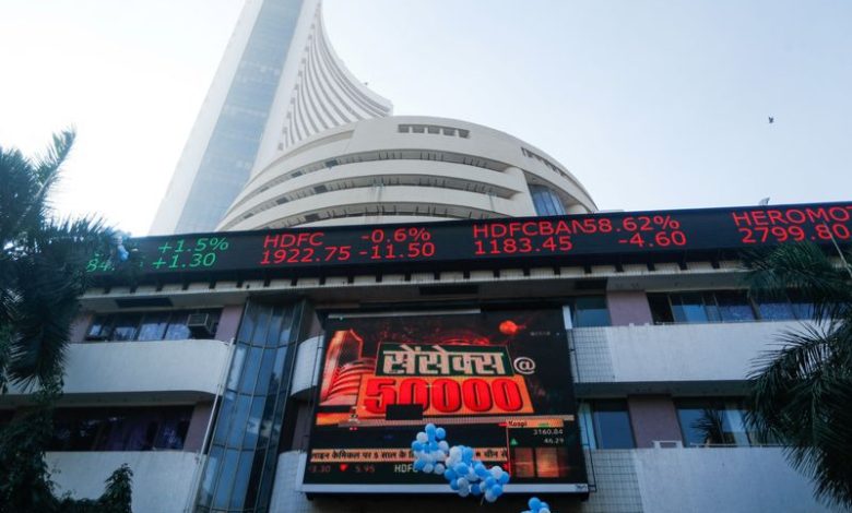 البورصات الهندية تقيّد الوصول إلى مواقعها الإلكترونية احترازيًا وسط مخاوف من تهديدات سيبرانية 1 2021 12 24T043134Z 1 LYNXMPEHBN02J RTROPTP 3 INDIA STOCKS Detafour