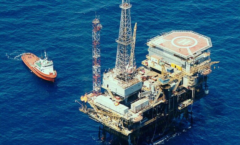 العملاق الأمريكي Hunt Oil يقتحم سوق التنقيب عن النفط والغاز في المغرب 1 Casablanca oil rig pillars Detafour