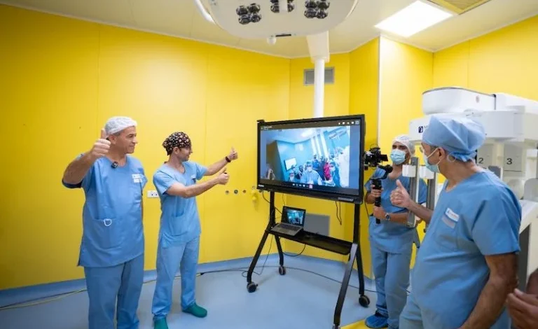 الروبوت الجراحي عن بُعد..إنجاز طبي غير مسبوق في المغرب بقيادة الدكتور عادل أوزان 1 robotique chirurgie sante 7 768x512 1 Detafour