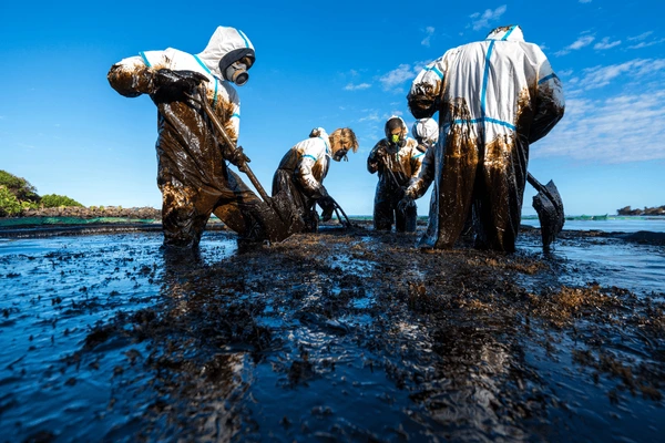 غويانا تعتمد قانوناً جديداً لمكافحة التلوث النفطي وتعزيز مسؤولية الشركات 1 volunteers clean ocean coast oil 600nw 1801591879.jpg Detafour