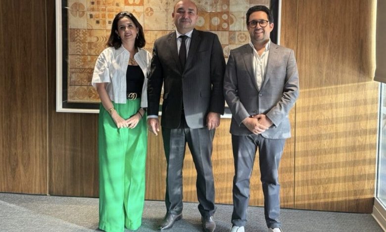 عائلة التازي تستثمر في مجموعة ديسلوغ بقيمة 100 مليون درهم 1 Au centre Moncef Belkhayat President de Dislog Group Mme Tazi scaled 1 Detafour