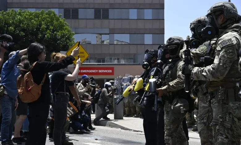 تصاعد الاحتجاجات في لوس أنجلوس على مداهمات الهجرة وسط اشتباكات مع السلطات 1 gettyimages 2218681094 scaled 1 Detafour