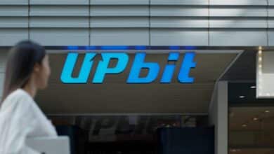 لوحة إشارة مرورية لعلامة "إيقاف" باللون الأزرق في مدينة حديثة.